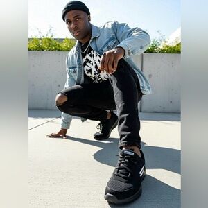 Skechers Lite-Weight  Memory Foam Mens Sneakers Size 11 NWT